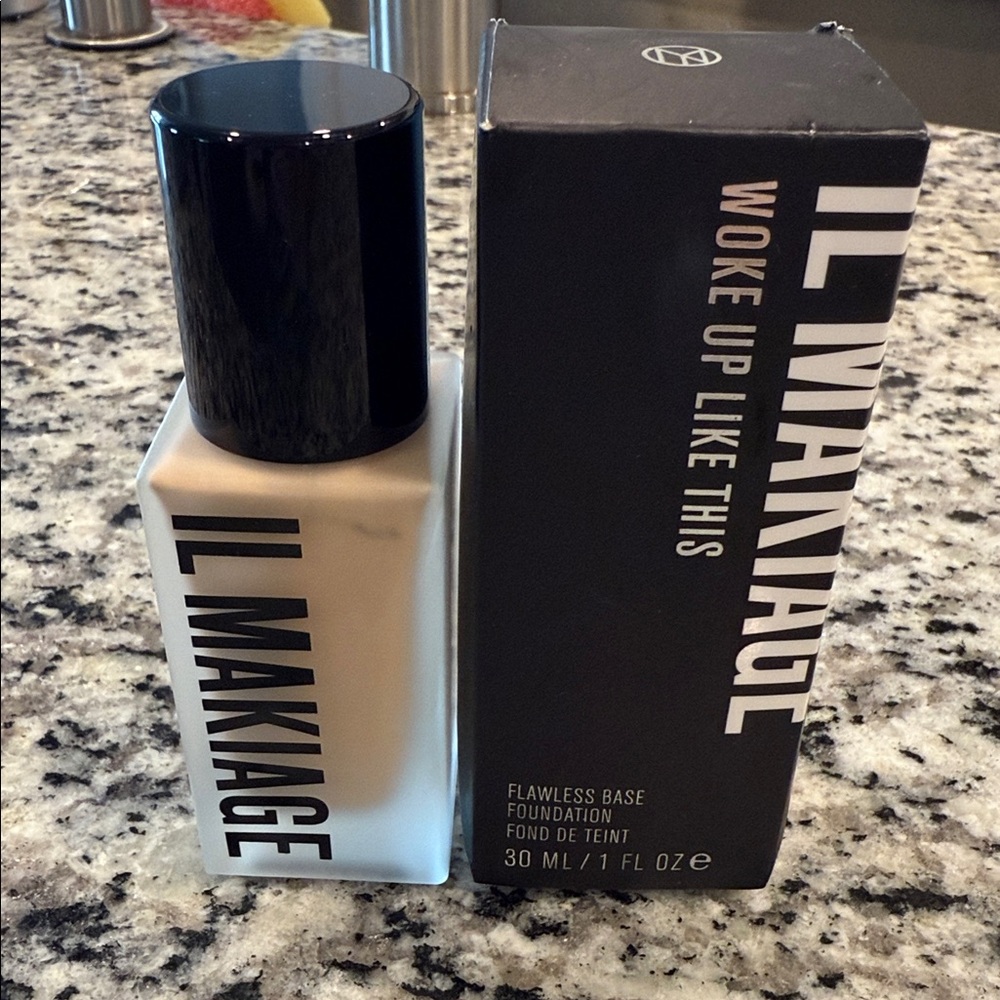 IL MAKIAGE Woke Up Like This Foundation - Black Packaging